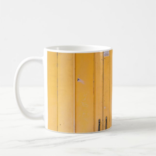 TAZA DE CAFÉ PUERTA DE MADERA AMARILLA CERRADA CON RELOJ (Izquierda)