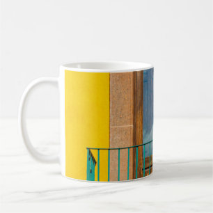Taza De Café Puerta de madera azul sobre un edificio de hormigó