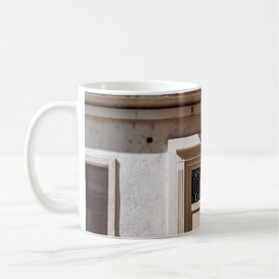 Taza De Café Puerta de madera marrón sobre un edificio de hormi