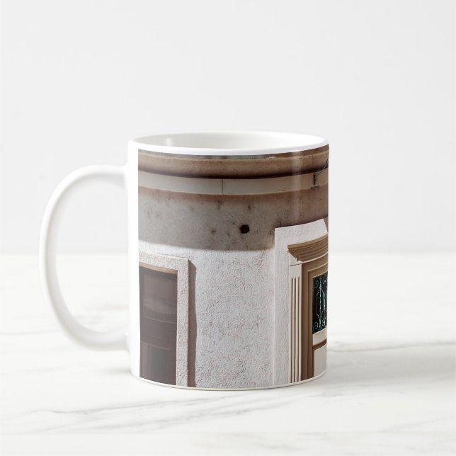 Taza De Café Puerta de madera marrón sobre un edificio de hormi (Izquierda)