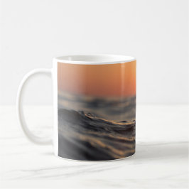 Taza De Café Puesta de sol sobre el agua cercana
