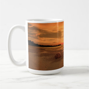 Taza De Café Puesta del sol en una playa tailandesa