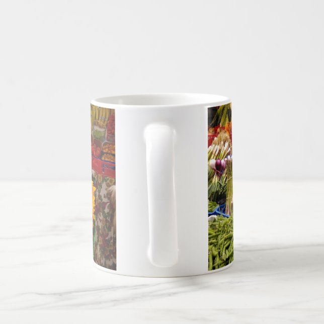 Taza De Café Puesto en el mercado italiano de frutas y hortaliz (Mango)