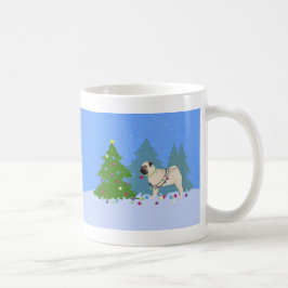 Taza De Café Pug decorando un árbol de Navidad en el bosque