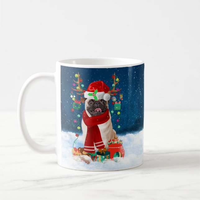 Taza De Café Pug Dog en nieve con regalos de Navidades (Izquierda)