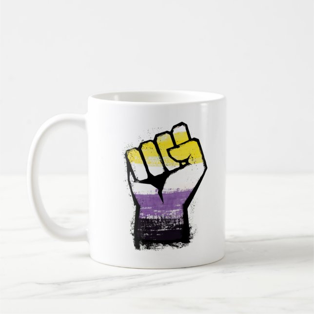 Taza De Café Puño de Orgullo No Binario de Protesta (Izquierda)