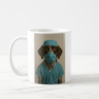 Taza De Café Puntero de Pelo Corto Alemán en Uniforme Quirúrgic