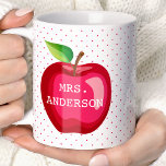 Taza De Café Puntos de Polka personalizados por regalo de profe<br><div class="desc">Regalo del profesor de Apple Personalizado Polka Dots Coffee Mug. Un lindo regalo de agradecimiento a los profesores con una manzana roja y puntos de polka. Hace un regalo perfecto para los Navidades de profesores. Personalice este diseño personalizado con su propio nombre o texto.</div>