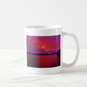 Taza De Café Púrpura caliente puesta de sol en el lago Arrowhea