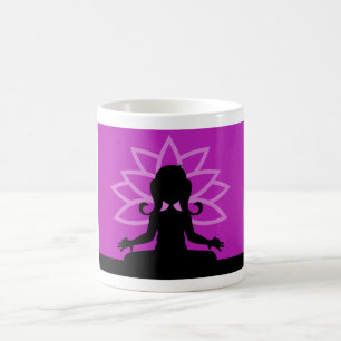 Taza de café púrpura de la silueta de la yoga