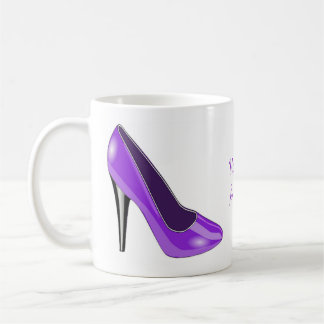 Taza de café púrpura del zapato del tacón alto