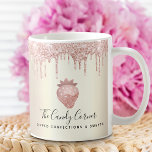 Taza De Café Purpurina de fresa rosada Drip Confección Oro dulc<br><div class="desc">Presenta tu mejor auto a tus clientes, con este nombre de tazón de café elegante, sofisticado, sencillo y moderno. Una fresa dorada rosa brillante, rosa y rosa, tipografía manuscrita de escritura y goteo de purpurinas superponen un oscuro fondo de color de champán metálico falso. Personaliza con tu nombre comercial completo...</div>