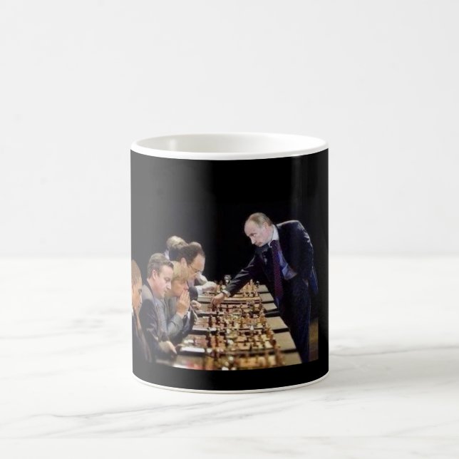 Taza De Café Putin juega al ajedrez (Centro)