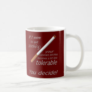 Taza de café que fuma abandonada