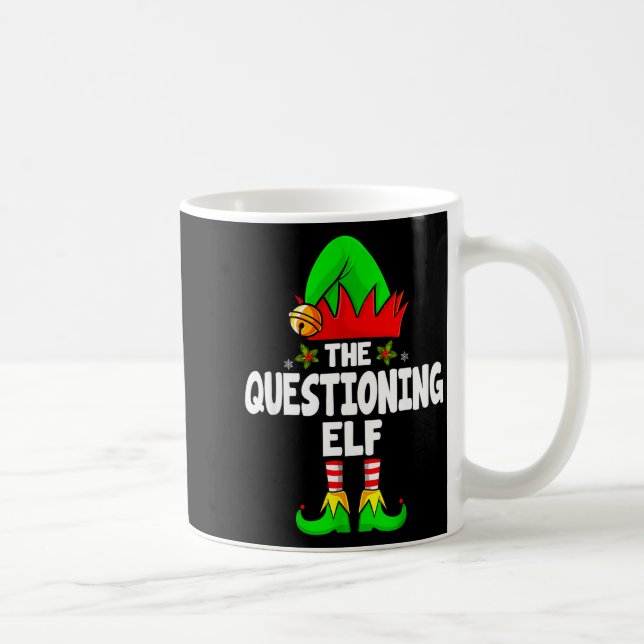 Taza De Café Questioning Elf Group Christmas Funny Pajama Party (Derecha)