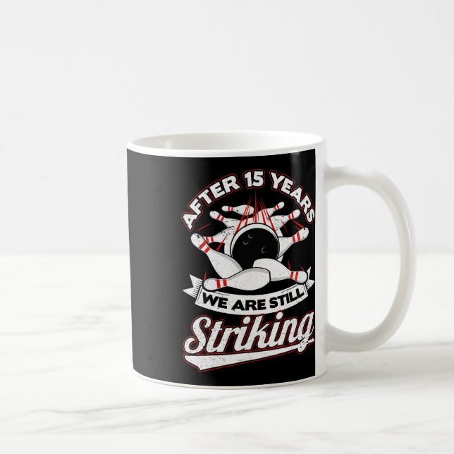 Taza De Café Quinto aniversario Boda de boliche en huelga duran (Derecha)