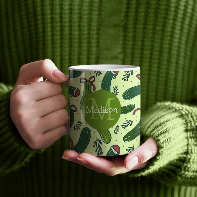 Taza De Café Quirky Navidades festivos modelo de picaduras (Christmas Pickle Pattern Mug with Monogram)