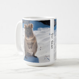 Taza De Café Quokka lindo y feliz personalizado en la playa