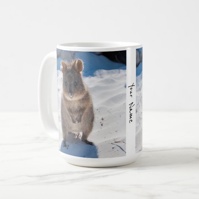 Taza De Café Quokka lindo y feliz personalizado en la playa (Anverso izquierdo)