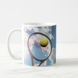Taza De Café Raca de tenis y bola en el aire, cielo azul nublad