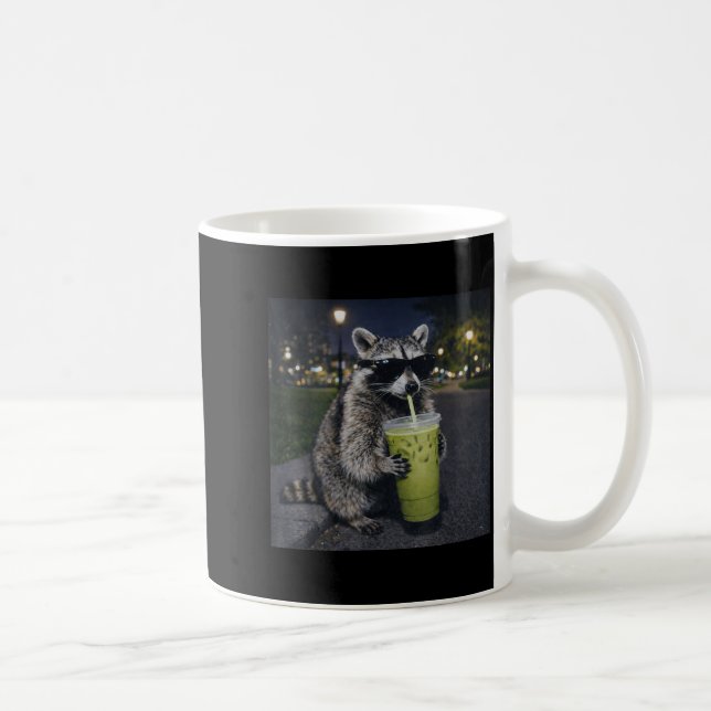 Taza De Café Raccoon drinking iced matcha latte funny animal (Derecha)
