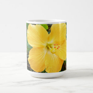 Taza De Café "Radiancia dorada: Flor amarilla hibiscus en un ár