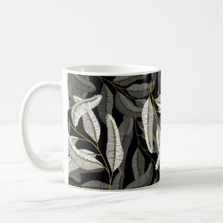 Taza De Café Ramas bordadas: impresión en blanco y negro.