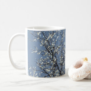 Taza De Café Ramas heladas en un cielo azul invernal