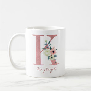 Taza De Café Ramo elegante de flores con letra K en rosa y marf