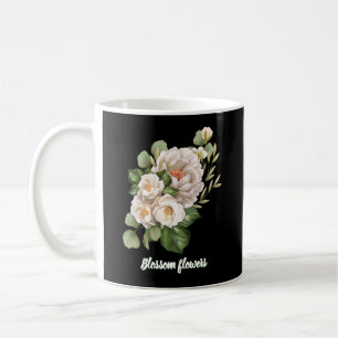 Taza De Café Ramo floral blanco elegante con hojas verdes
