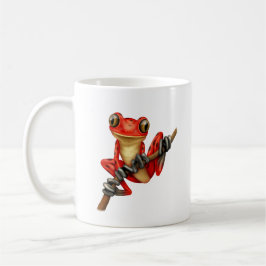 Taza De Café Rana arbórea roja linda en una rama