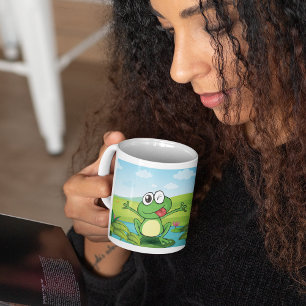 Taza De Café Rana divertida guiñando en estanque de nenúfares
