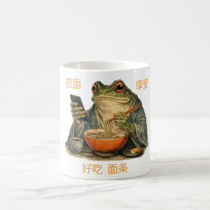 Taza De Café Rana gruñona divertida come ramen y desplaza teléf