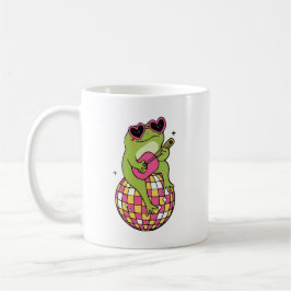 Taza De Café Rana sentada en pelota de baile tocando guitarra 