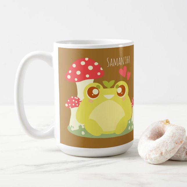 Taza De Café Rana Verde Cubierta Sentada En La Naturaleza (Con donut)
