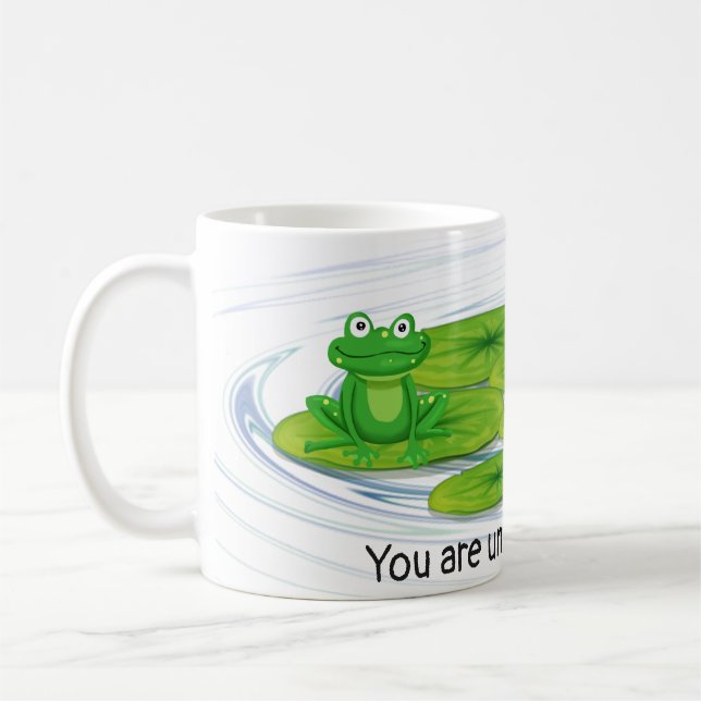 Taza De Café Rana verde sobre la compresa de lirios (Izquierda)