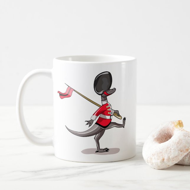 Taza De Café Raptor Vestido Como Guardia Británica. (Con donut)