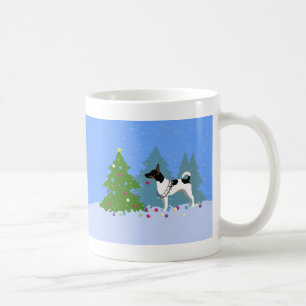 Taza De Café Rat Terrier decorando un árbol de Navidad en un bo