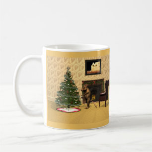 Taza De Café Ratón lindo decorando un árbol de Navidad