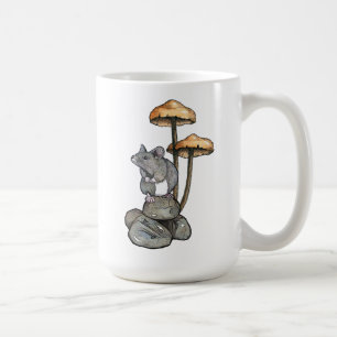 Taza De Café Ratón Lindo Parado sobre Rocas, con Hongos