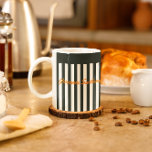Taza De Café Rayas azul marino | Monograma del caballero modern<br><div class="desc">El traje de la marina de pinstripes es un clásico ropero para hombres. Arroje un chisme de naranja para que una versión moderna de esta estética destaque de la multitud. Las franjas siguen siendo tan populares hoy como lo han sido durante siglos. Esta colección de monogramas irradia sofisticación, elegancia y...</div>