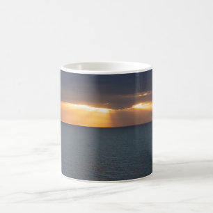 Taza De Café Rayos dorados del atardecer cruzando las nubes