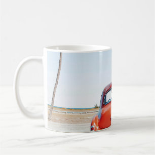 Taza De Café Re escarabajo junto a los cocoteros