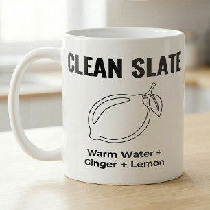Taza De Café Receta de jengibre limón con agua tibia en pizarra