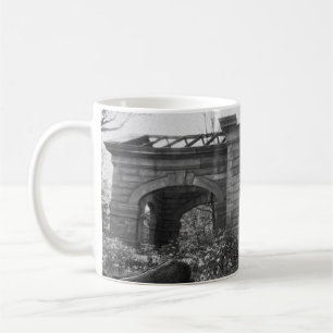 Taza De Café Recibiendo Ruina De Tumbas