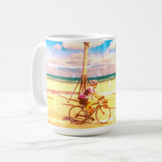 Taza De Café Recorriendo la playa en bicicleta