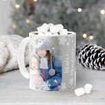 Taza De Café Recuerdos de invierno copan de nieve dos fotos<br><div class="desc">Personaliza este Navidad festivo café o taza de cacao caliente con dos fotos favoritas y el texto personalizado "Recuerdos de invierno". El diseño presenta un patrón blanco de borde de copos de nieve en invierno. El color de fondo gris neutro se puede personalizar para coordinar con el diseño de la...</div>