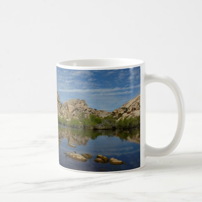 Taza De Café Reflejo de Barker Dam en Joshua Tree I (Derecha)