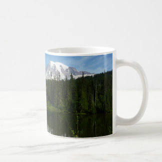 Taza De Café Reflejo del lago del Monte Rainier con flores silv