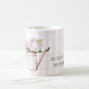 Taza De Café Regadera de flores blancas con rosas rosadas